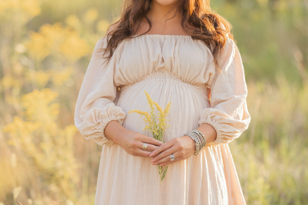 expecting mom in outdoor field near pittsburgh for maternity photos